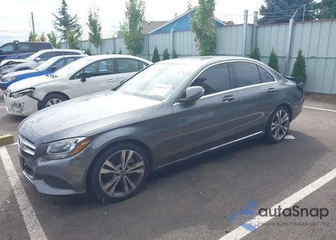 2018 Mercedes-Benz C 300 z USA, uszkodzony, nr VIN 55SWF4JB4JU256062